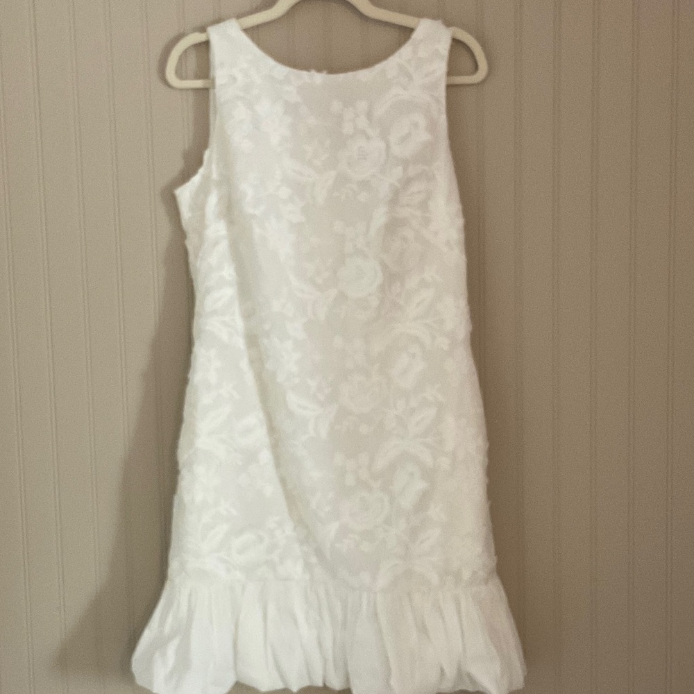 White House Black Market White Floral Lace Shift Dress with Bubble Hem Detail